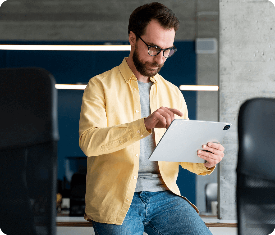 Empleado revisando materiales de formación en cumplimiento normativo y seguridad en un portátil