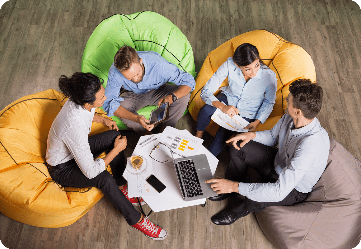 Empleados de diversos sectores utilizando una plataforma de formación flexible en distintos dispositivos