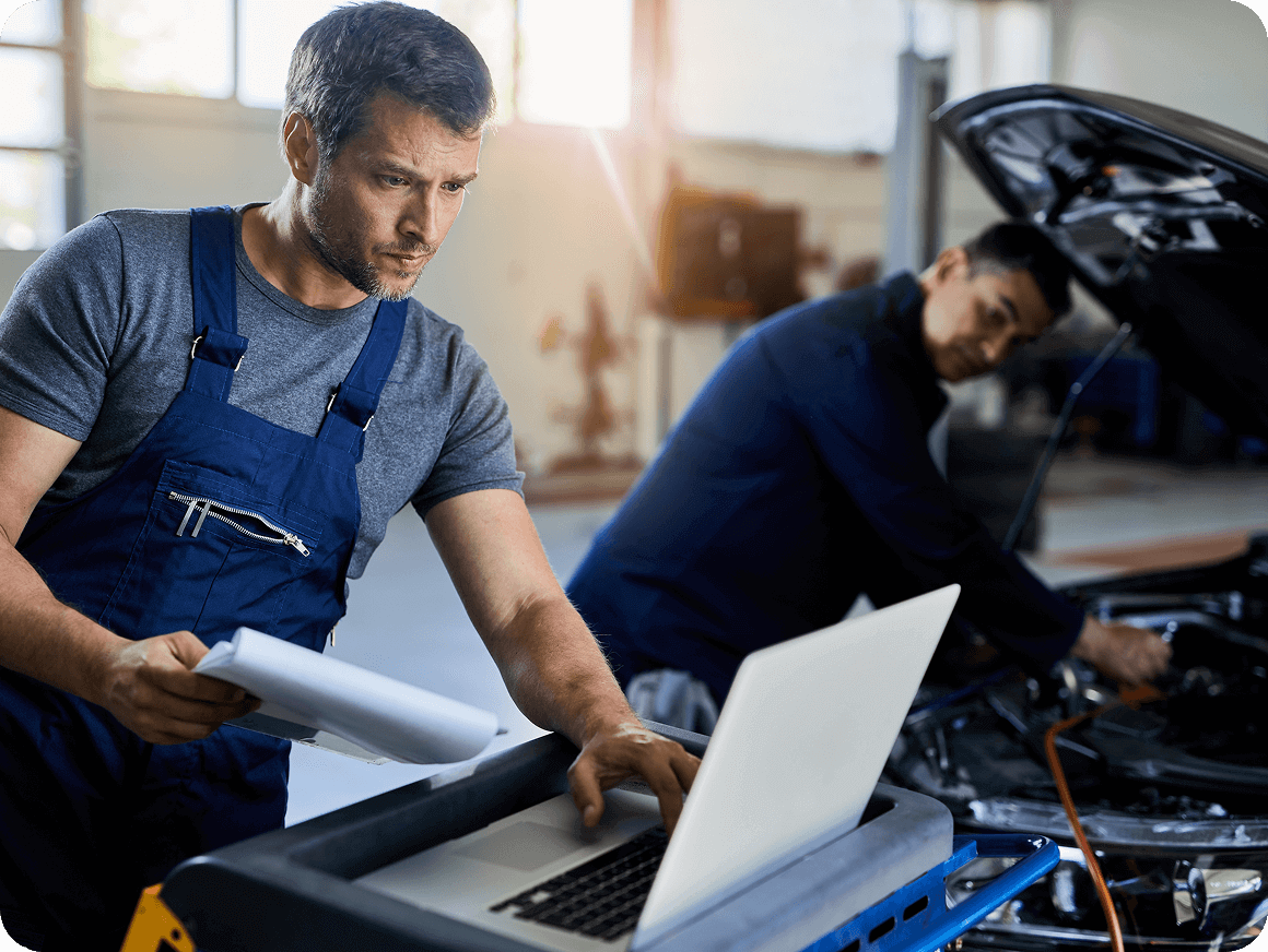 Técnico de automoción completando la formación de incorporación en una tablet