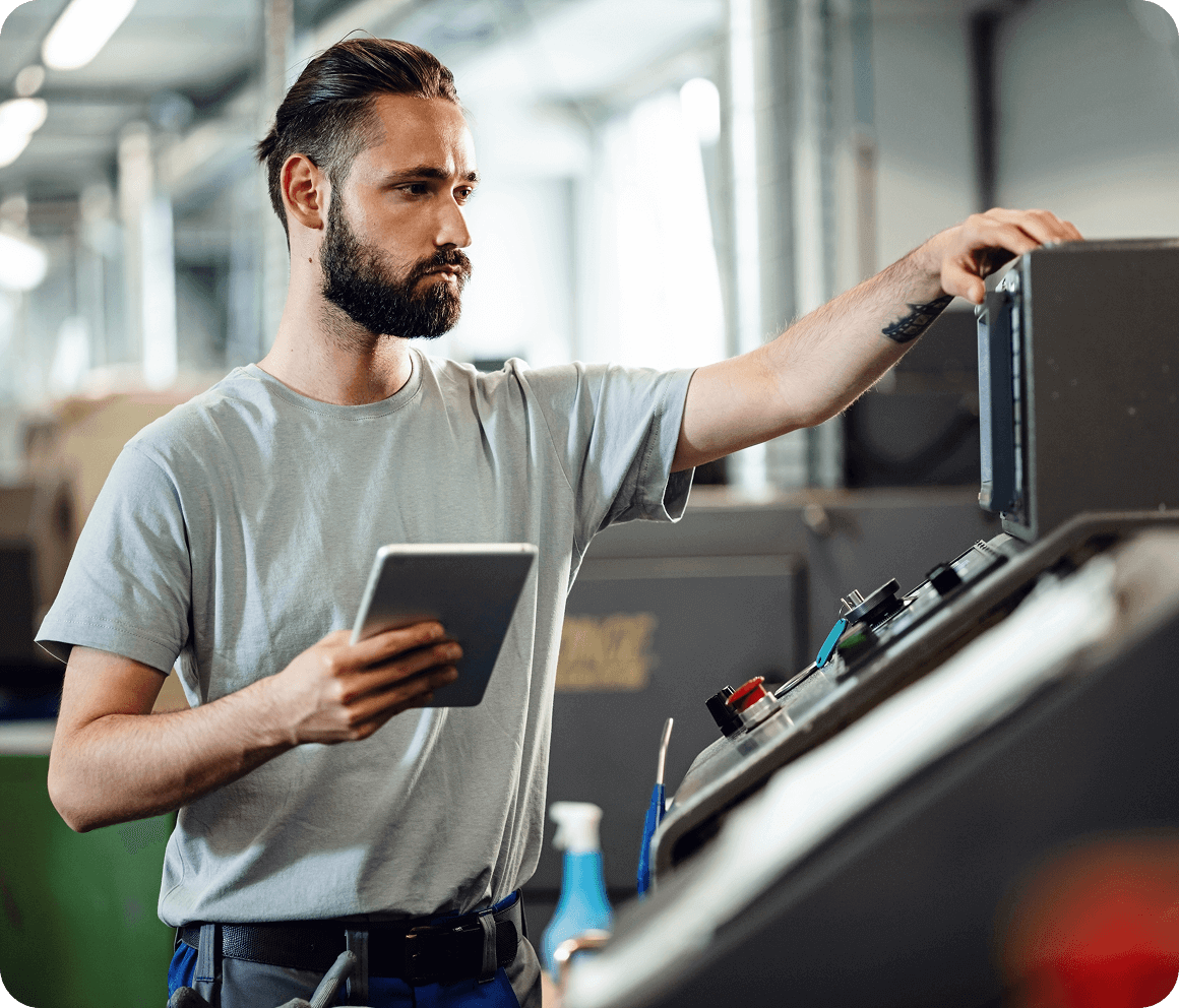 Trabajador de fabricación aprendiendo en una tablet para mejorar competencias y formación continua