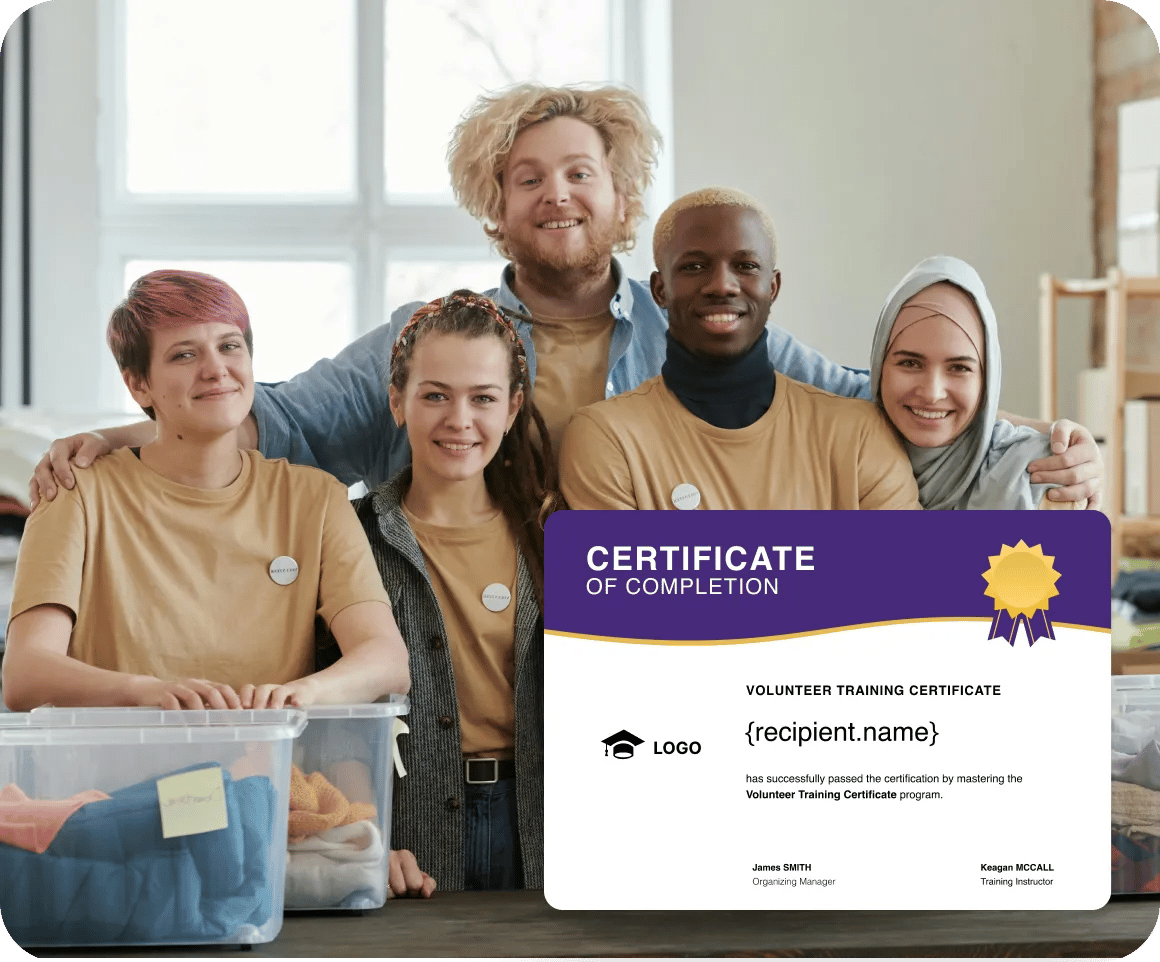 Miembros de un equipo de una ONG colaborando y aprendiendo juntos con Mini Course Generator