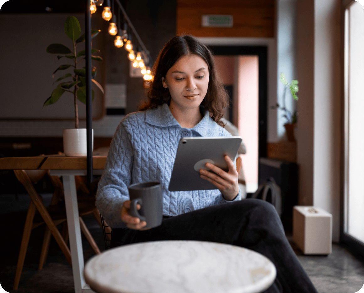 Miembros del equipo capacitándose mediante microaprendizaje en dispositivos móviles durante el trabajo sin interrupciones