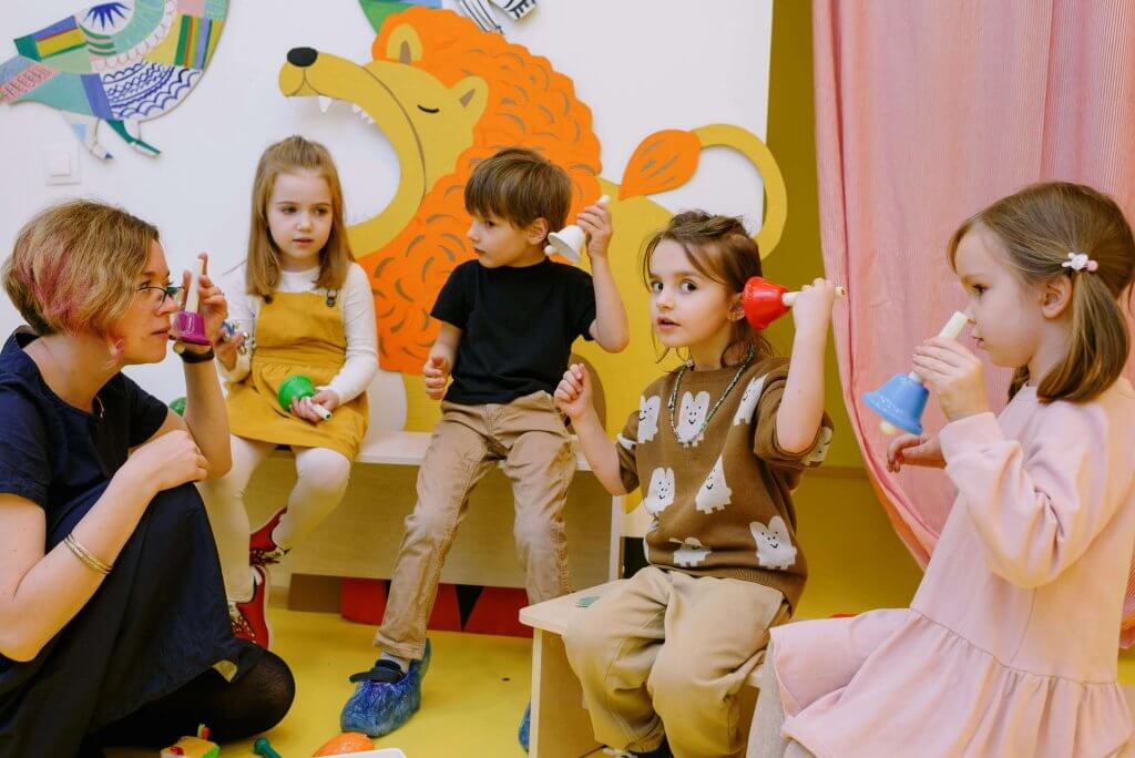 Children listening to the sound of a ring bell